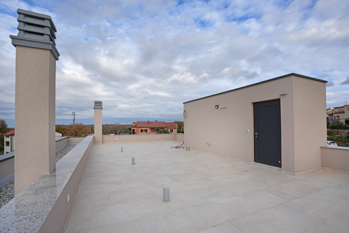 MODERNA VILA Z BAZENOM V NASELJU PRI POREČU