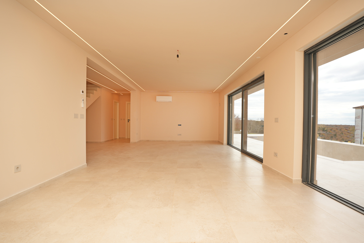 MODERNA VILA Z BAZENOM V NASELJU PRI POREČU