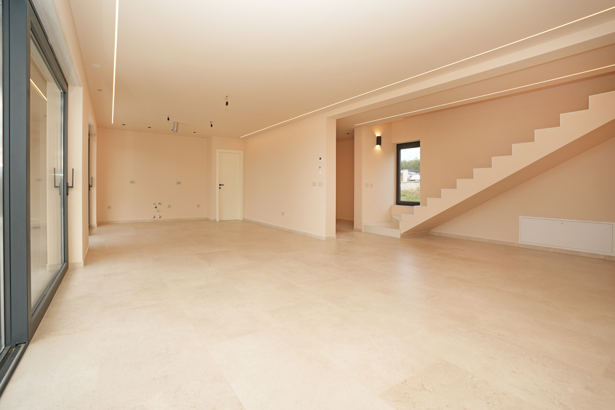 MODERNA VILA Z BAZENOM V NASELJU PRI POREČU