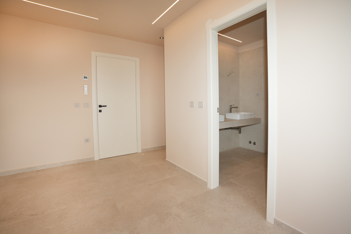 MODERNA VILA Z BAZENOM V NASELJU PRI POREČU