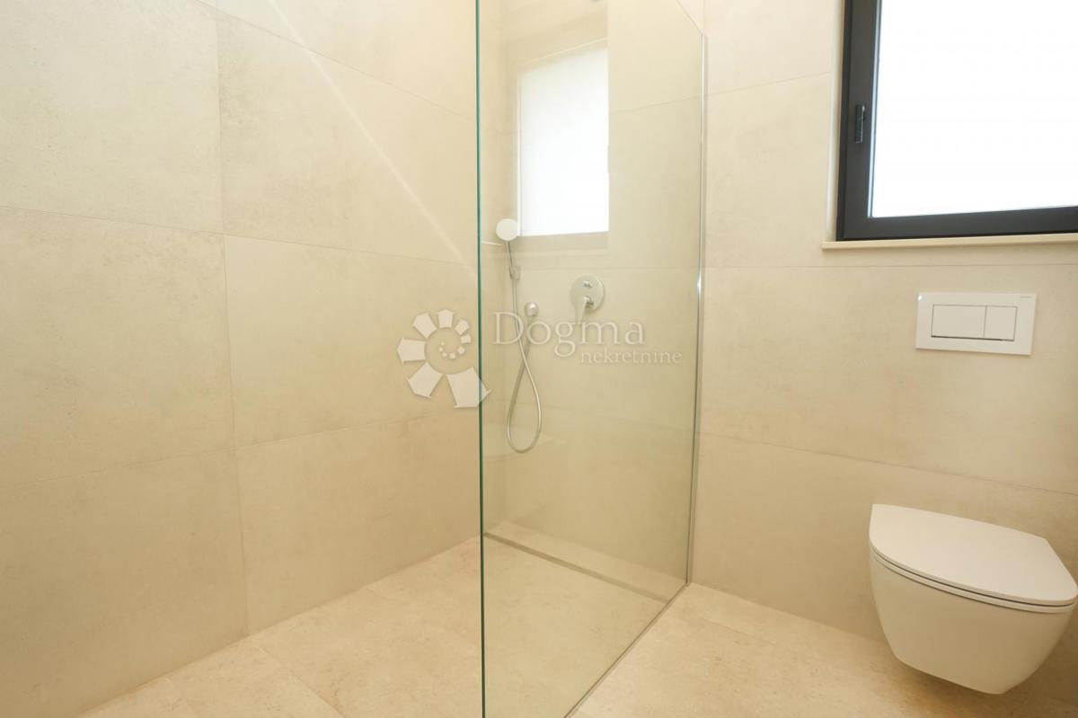 MODERNA VILA Z BAZENOM V NASELJU PRI POREČU