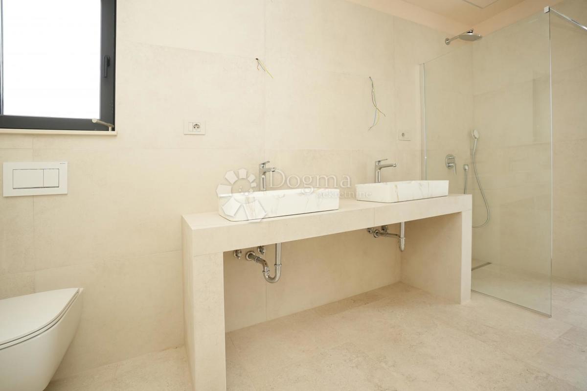 MODERNA VILA Z BAZENOM V NASELJU PRI POREČU