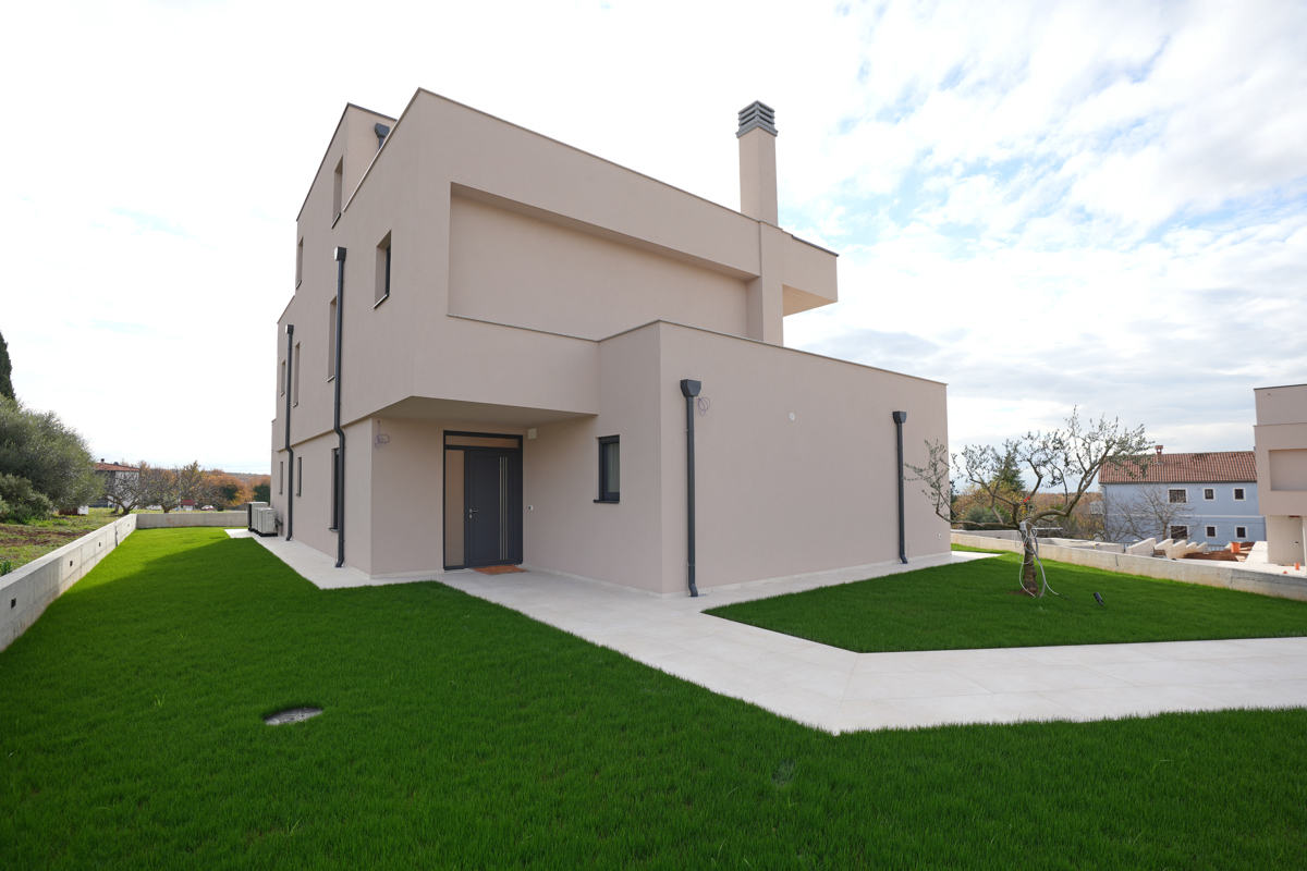 MODERNA VILA Z BAZENOM V NASELJU PRI POREČU