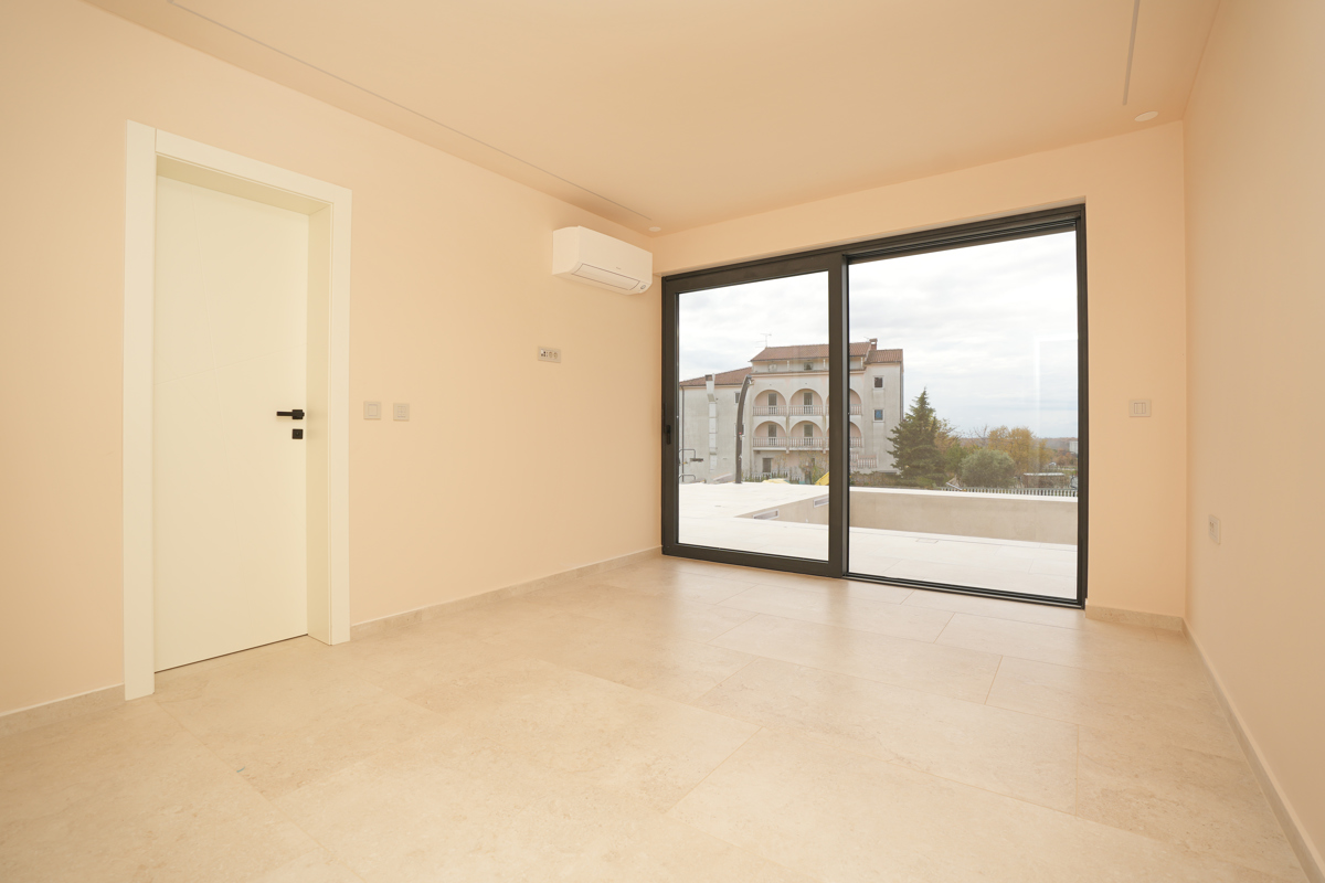 MODERNA VILA Z BAZENOM V NASELJU PRI POREČU