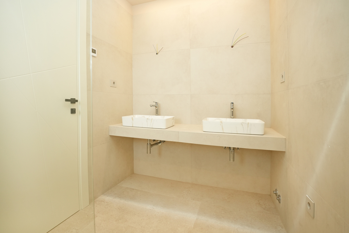 MODERNA VILA Z BAZENOM V NASELJU PRI POREČU