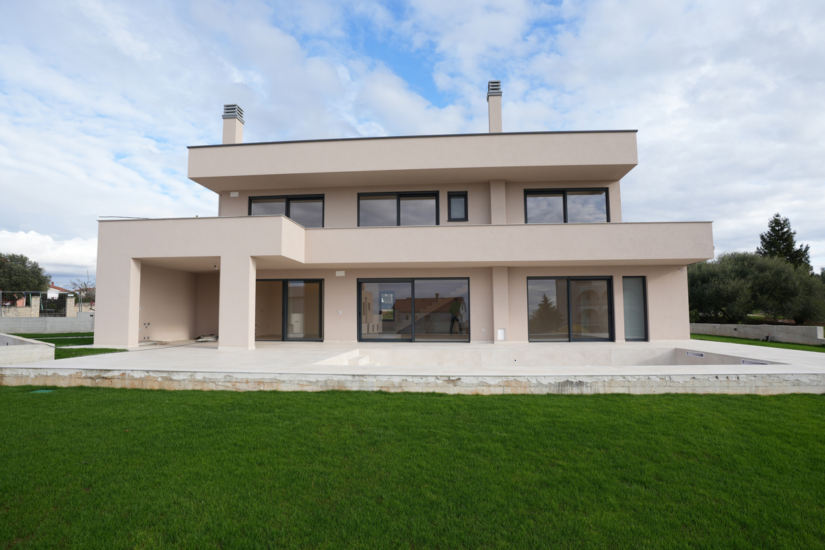 MODERNA VILA Z BAZENOM V NASELJU PRI POREČU