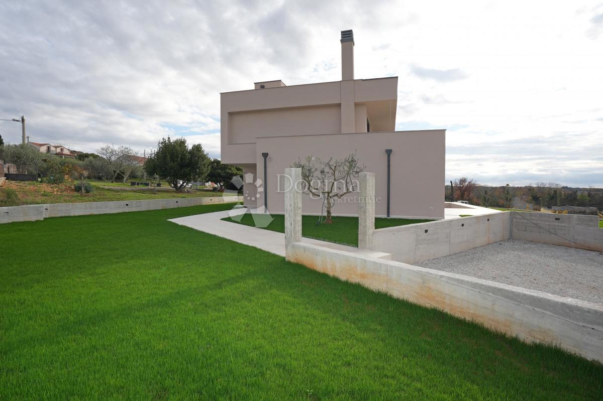 MODERNA VILA Z BAZENOM V NASELJU PRI POREČU