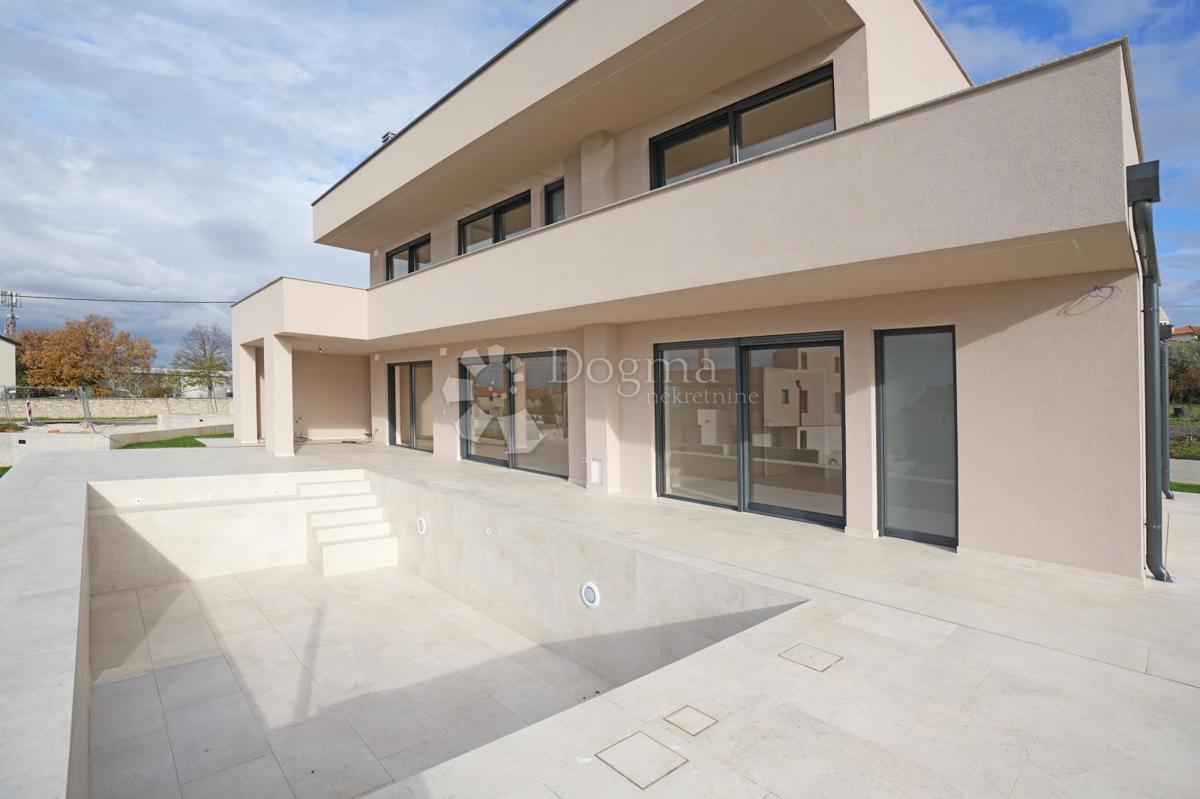 MODERNA VILA Z BAZENOM V NASELJU PRI POREČU