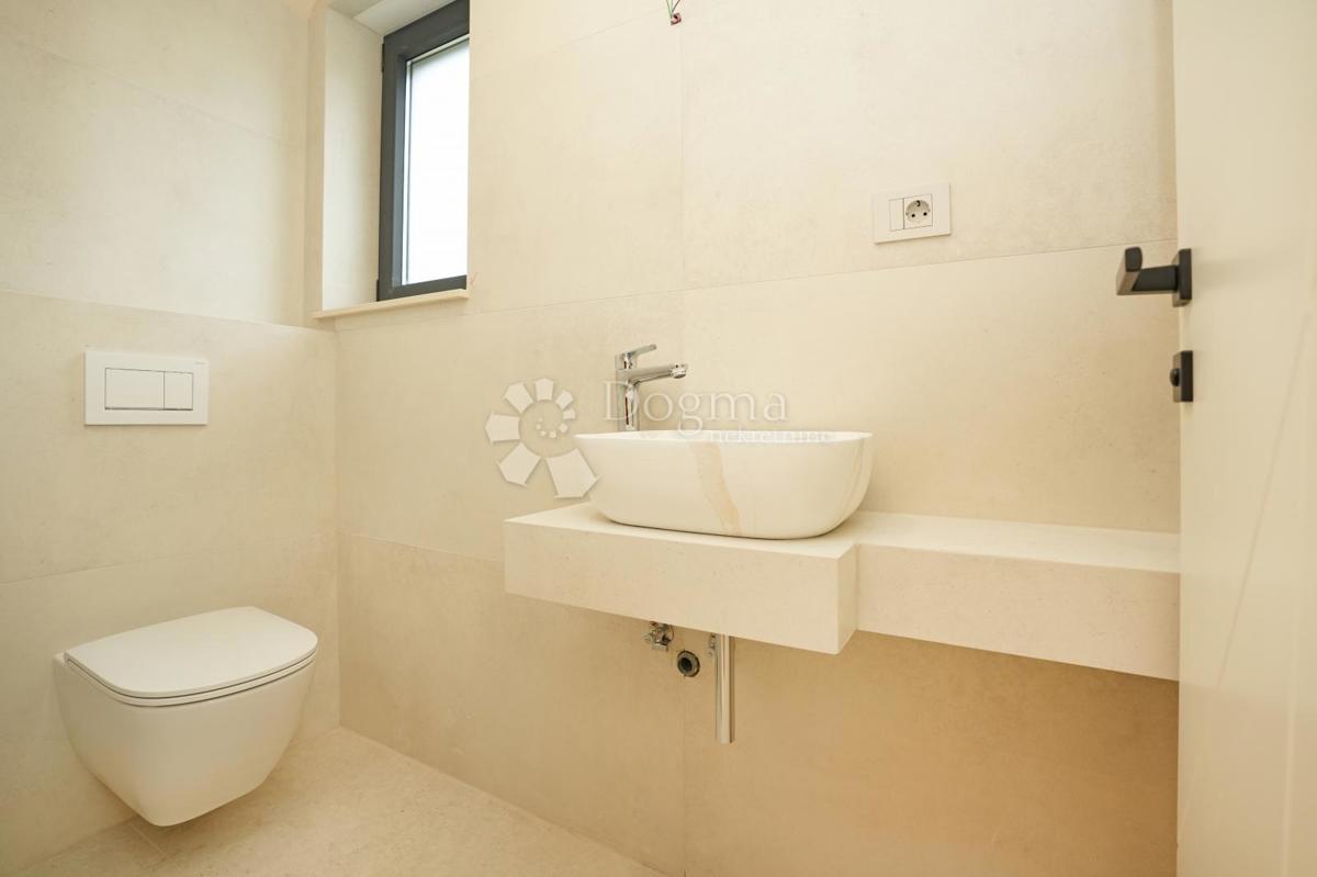 MODERNA VILA Z BAZENOM V NASELJU PRI POREČU