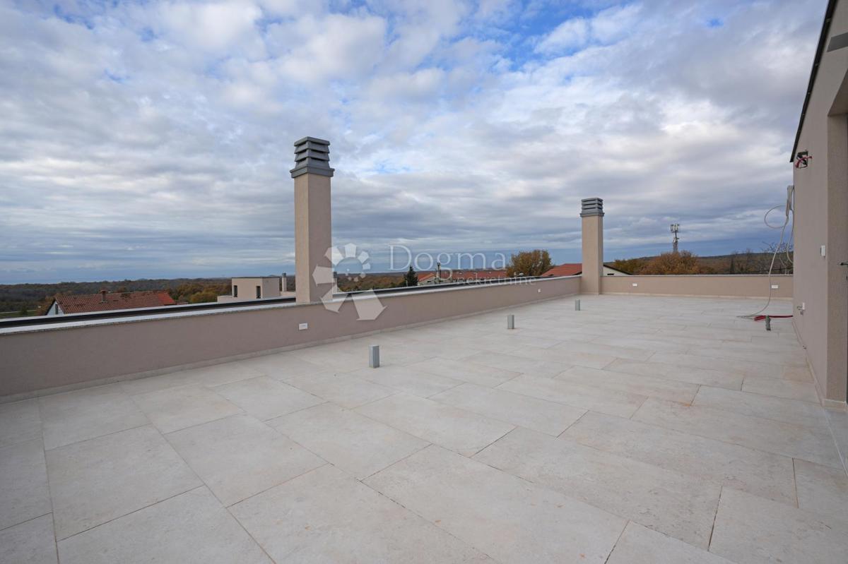 MODERNA VILA Z BAZENOM V NASELJU PRI POREČU