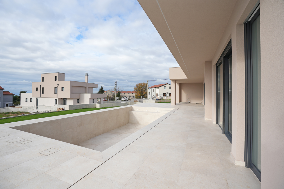 MODERNA VILA Z BAZENOM V NASELJU PRI POREČU