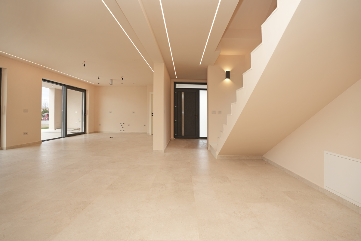 MODERNA VILA Z BAZENOM V NASELJU PRI POREČU