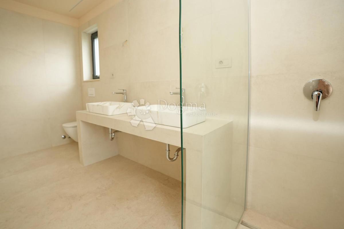 MODERNA VILA Z BAZENOM V NASELJU PRI POREČU