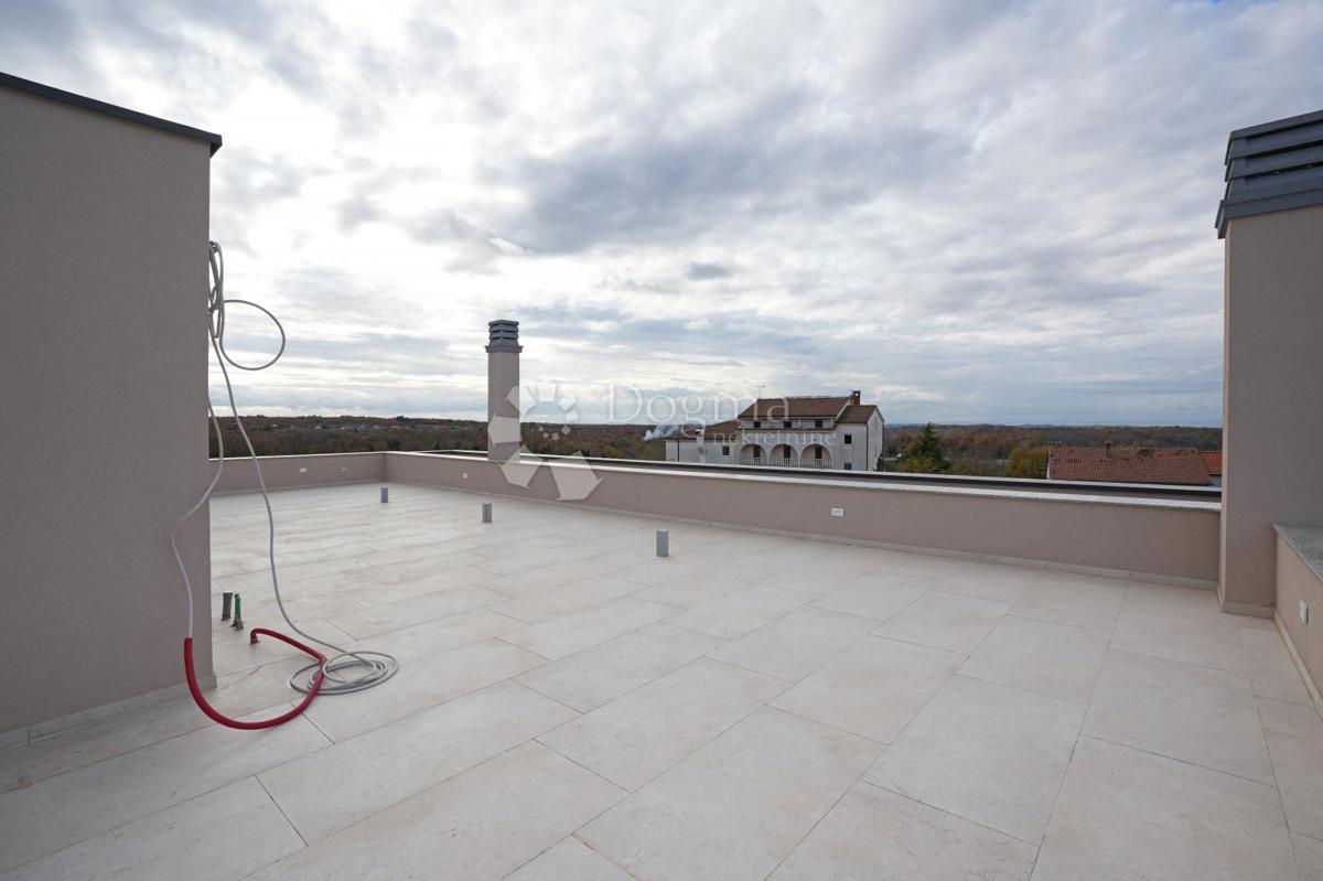 MODERNA VILA Z BAZENOM V NASELJU PRI POREČU