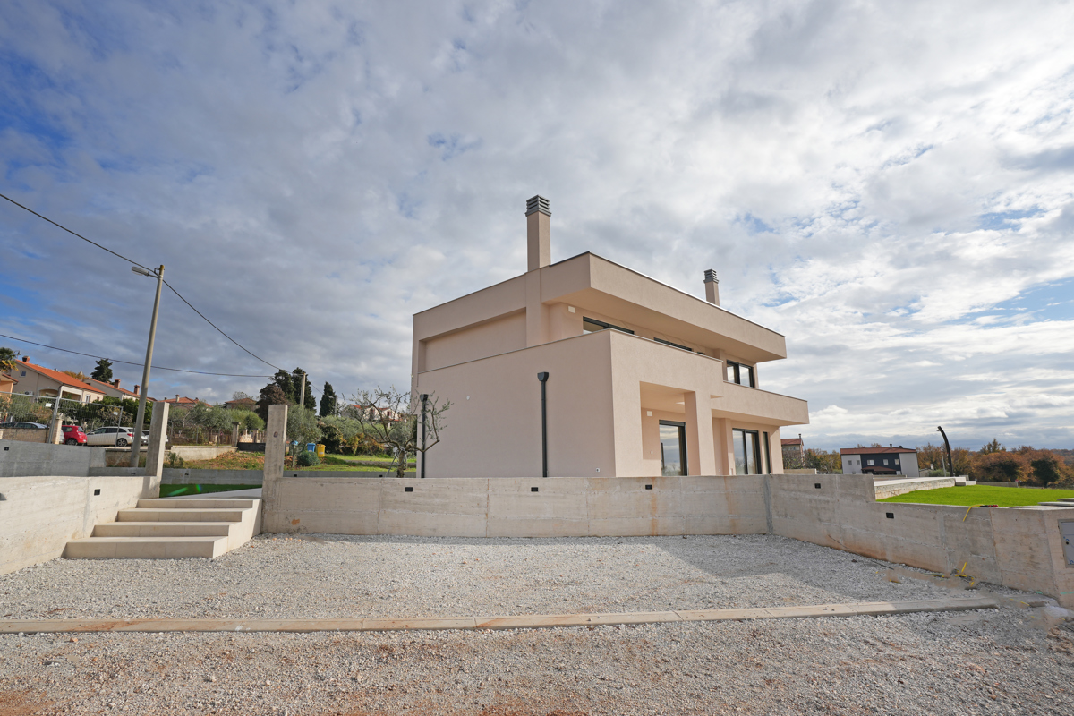 MODERNA VILA Z BAZENOM V NASELJU PRI POREČU