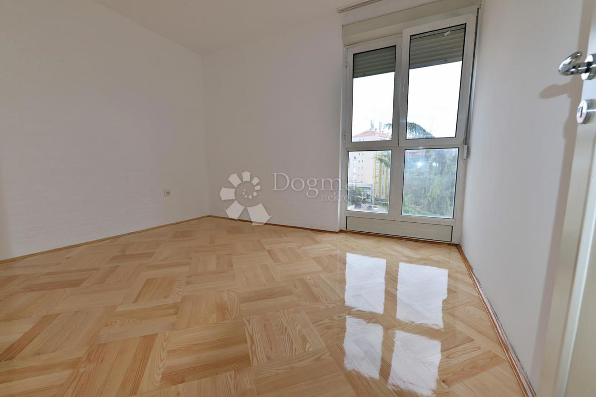 Trisobno stanovanje Melada - balkon, blizu morja, takoj vseljivo