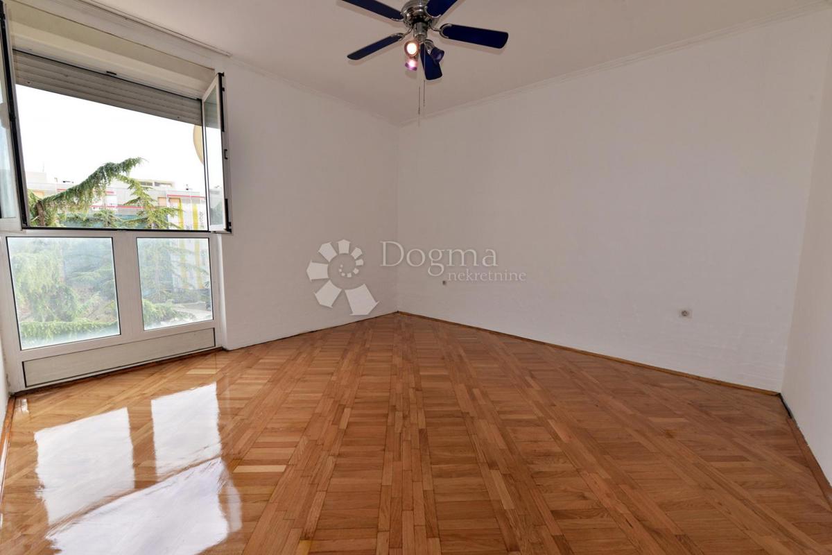 Trisobno stanovanje Melada - balkon, blizu morja, takoj vseljivo