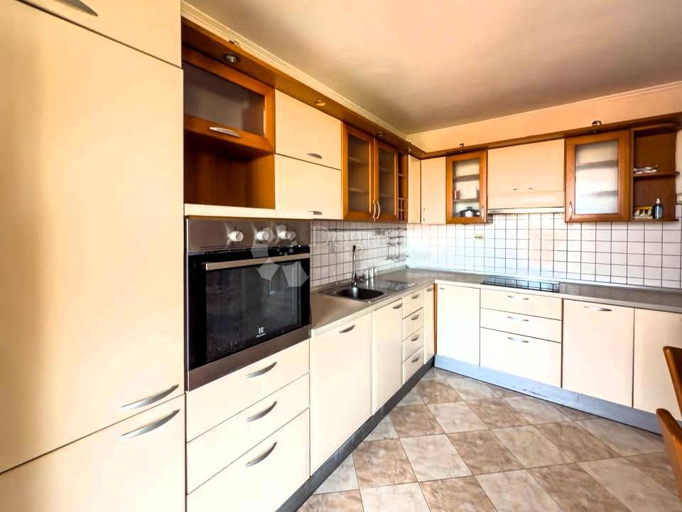 Trisobno stanovanje Melada - balkon, blizu morja, takoj vseljivo