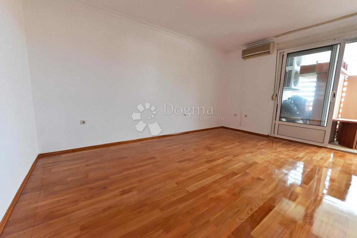 Trisobno stanovanje Melada - balkon, blizu morja, takoj vseljivo