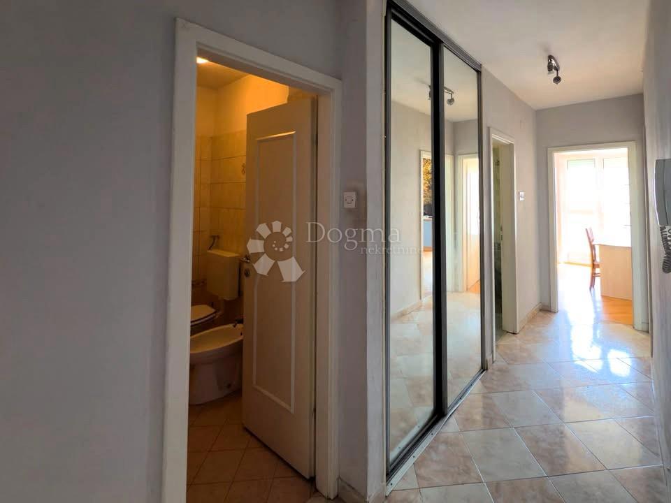 Trisobno stanovanje Melada - balkon, blizu morja, takoj vseljivo