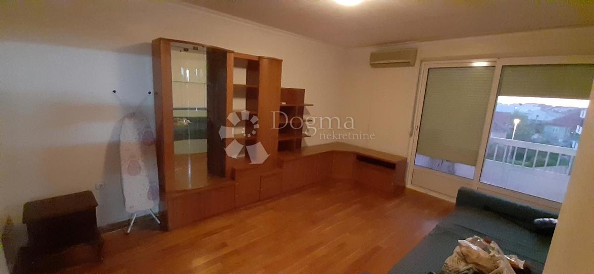 Trisobno stanovanje Melada - balkon, blizu morja, takoj vseljivo