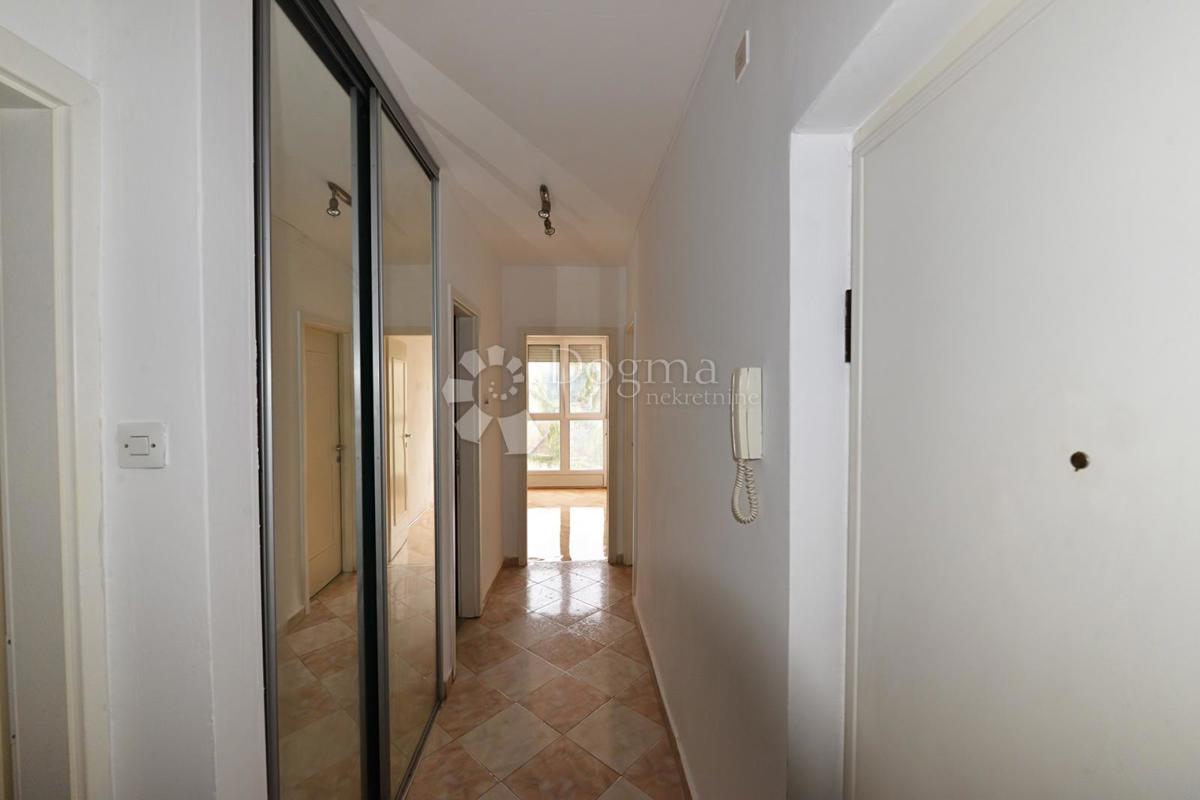 Trisobno stanovanje Melada - balkon, blizu morja, takoj vseljivo