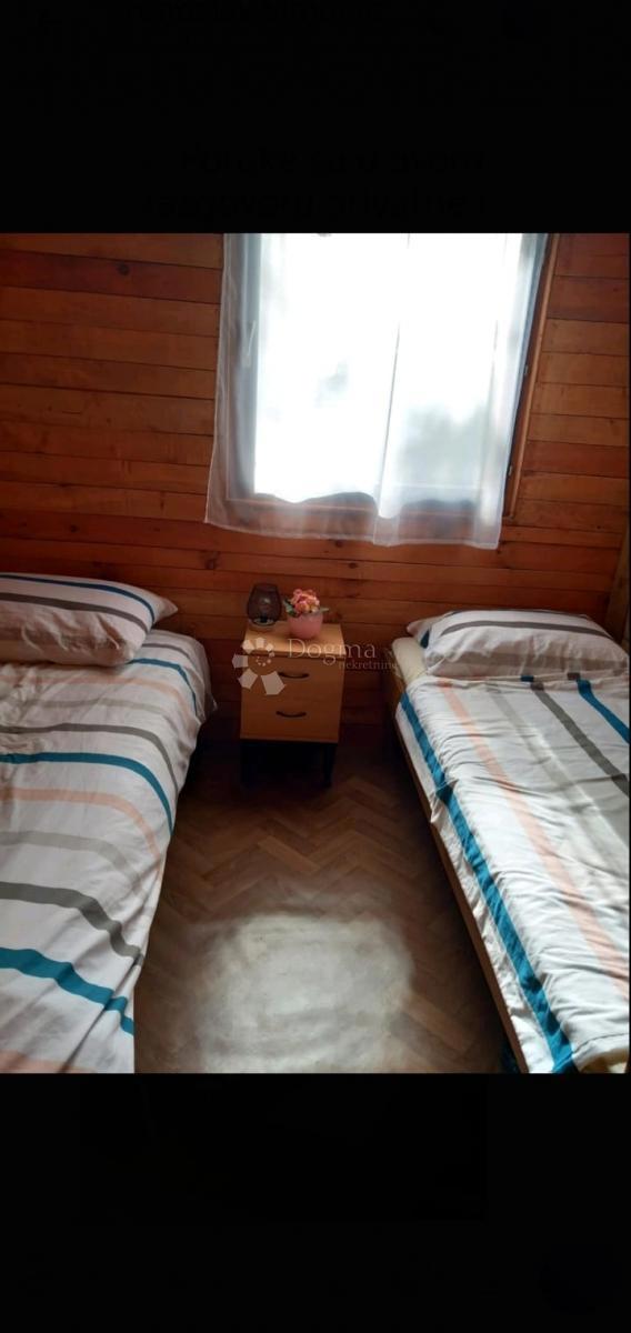 Dve manjši hiši v bližini Kavrana
