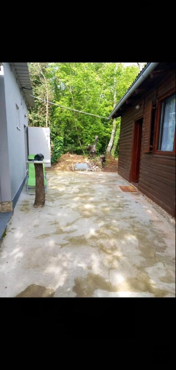 Dve manjši hiši v bližini Kavrana