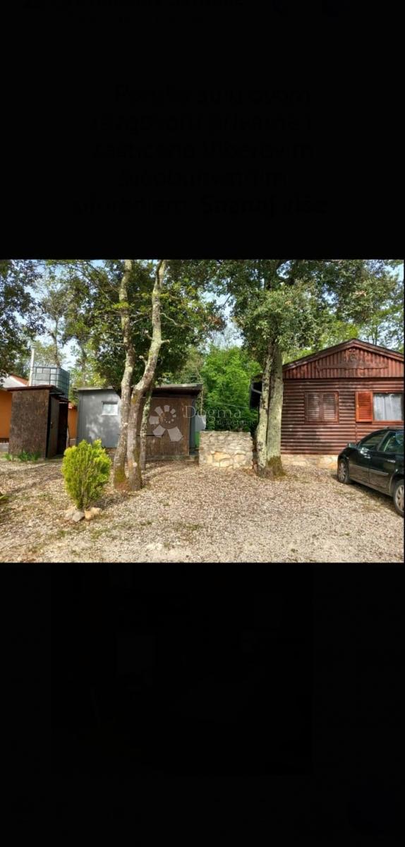 Dve manjši hiši v bližini Kavrana