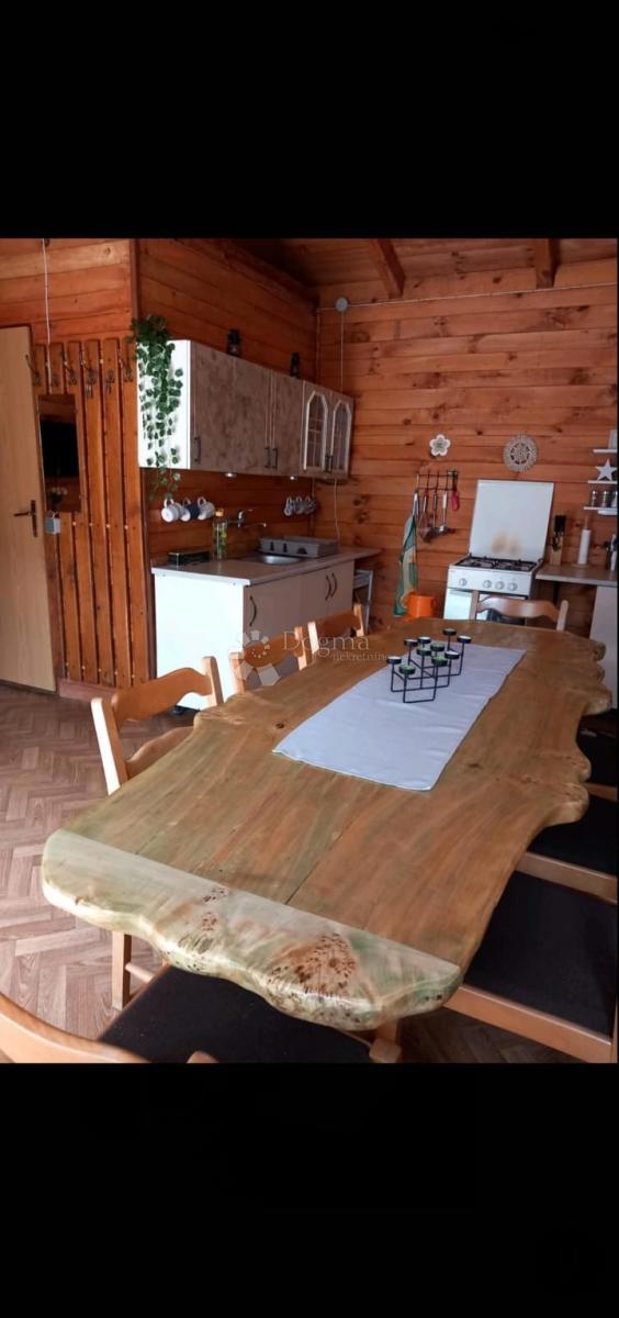 Dve manjši hiši v bližini Kavrana
