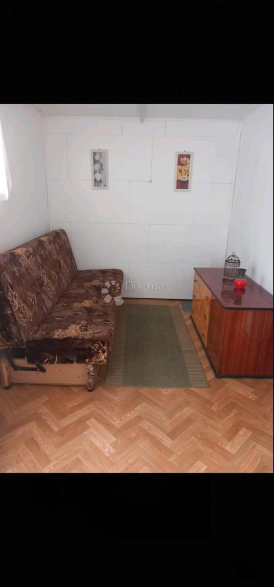 Dve manjši hiši v bližini Kavrana