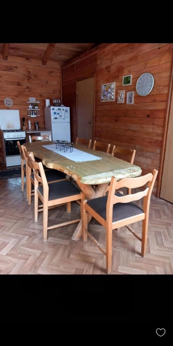 Dve manjši hiši v bližini Kavrana