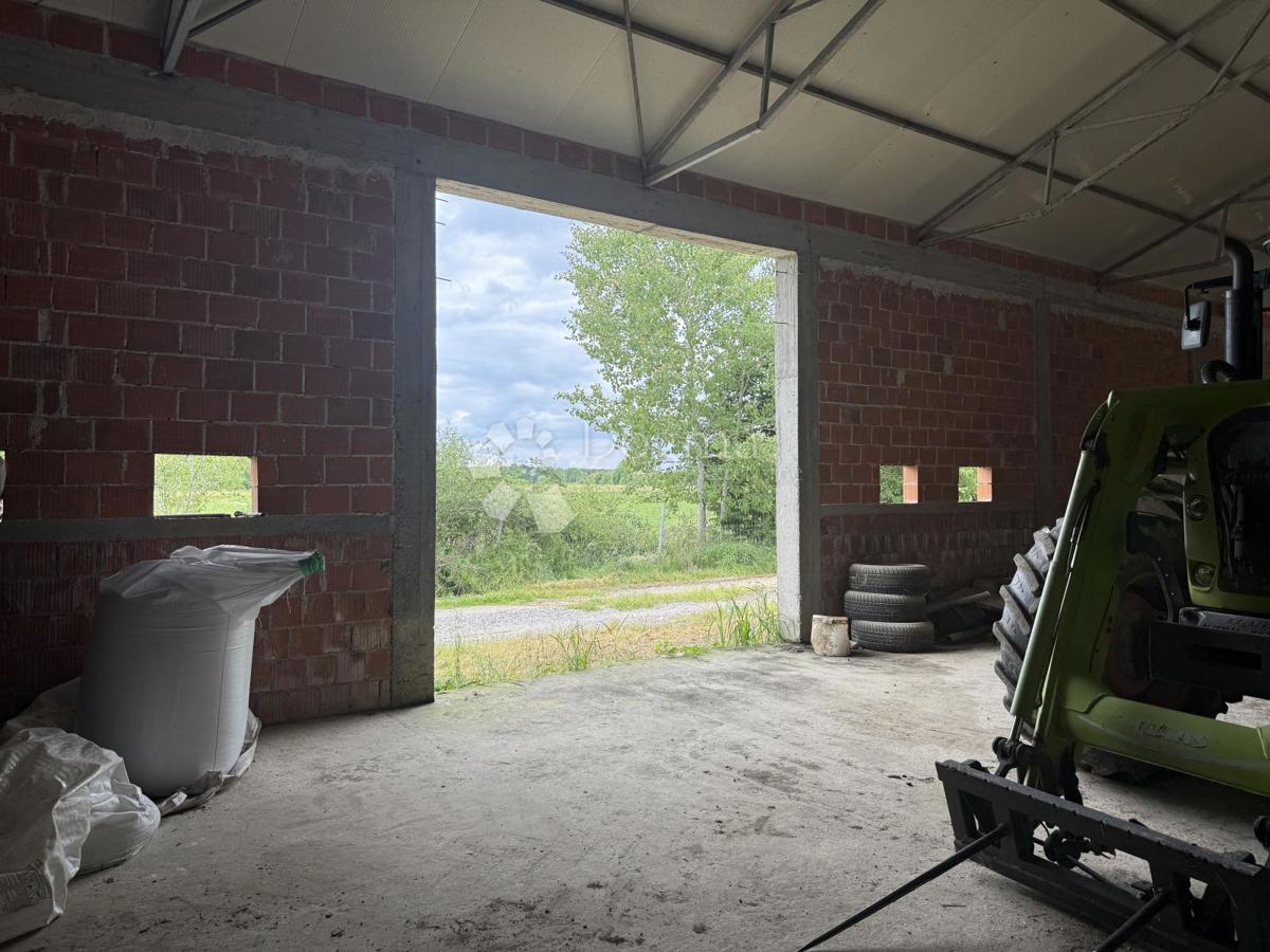 Velika gospodarska zgradba 600 m² na 12.000 m² ograjenega zemljišča