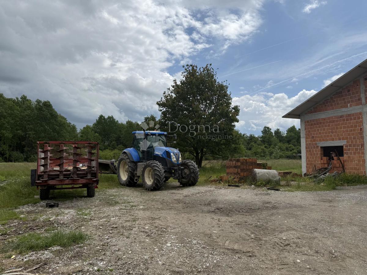Velika gospodarska zgradba 600 m² na 12.000 m² ograjenega zemljišča