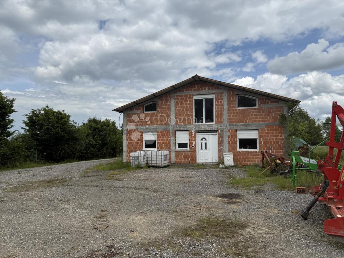 Velika gospodarska zgradba 600 m² na 12.000 m² ograjenega zemljišča