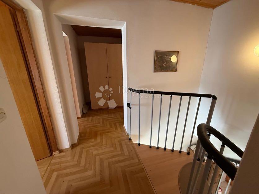 Hiša Podoštra, Gospić - Okolica, 200m2
