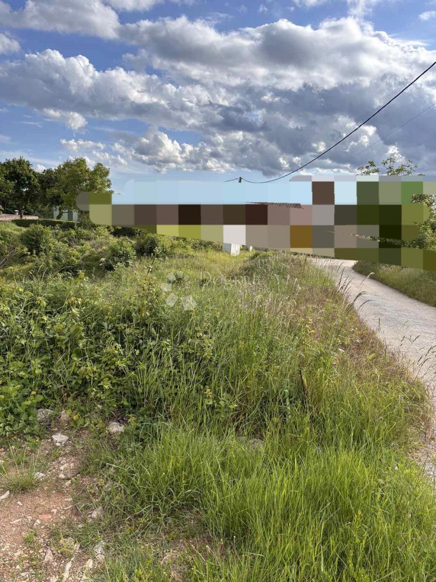 Zazidljivo zemljišče Hum, Buzet, 850m2