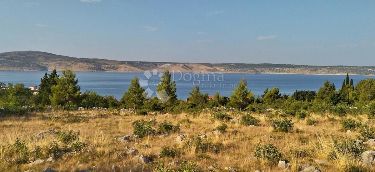 [OAZA OB MORJU] Zemljišče Starigrad 7500m2 