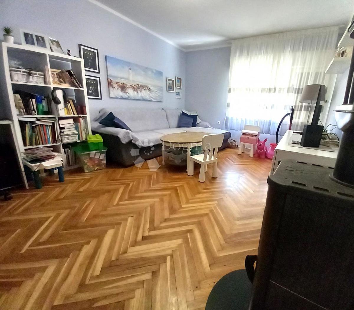 Podmurvice, praktično stanovanje na dobri lokaciji