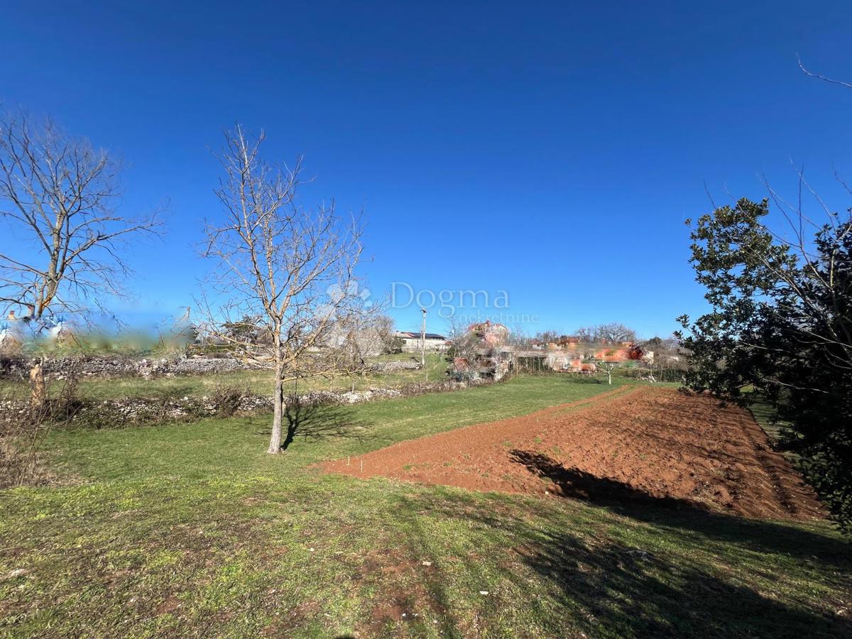 Zazidljivo zemljišče 860 m² - mirno naselje, blizu centra Labina