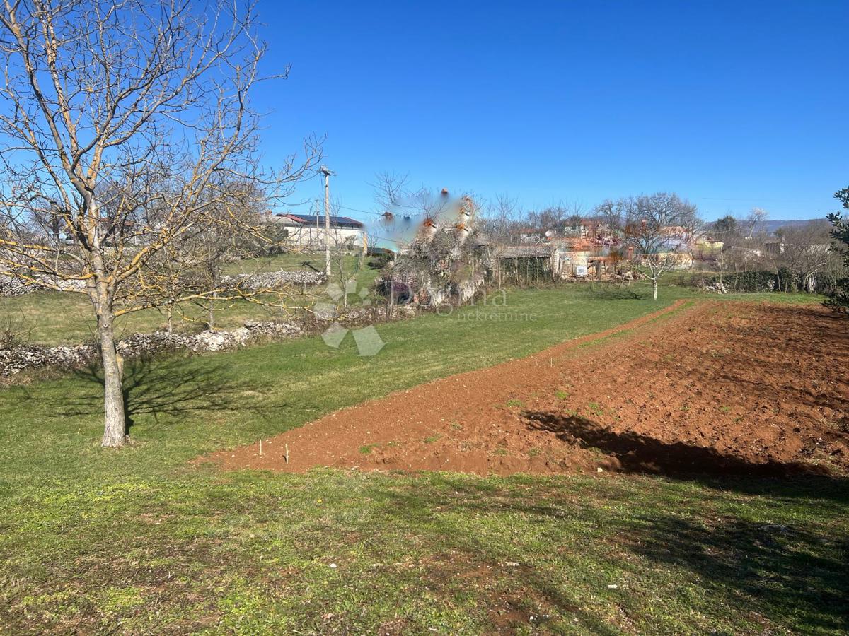 Zazidljivo zemljišče 860 m² - mirno naselje, blizu centra Labina
