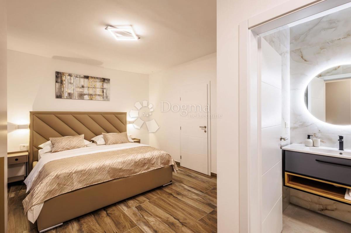 SEVID - PROSTORNA VILA 50M OD MORJA Z RAZGLEDOM Z VRHU