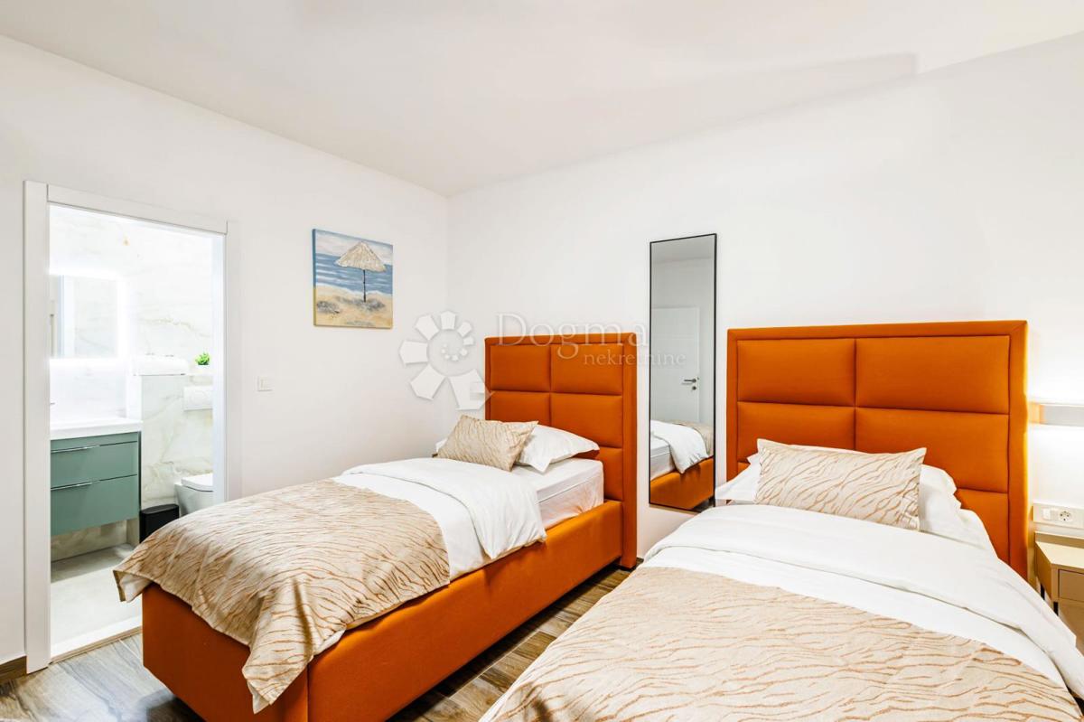 SEVID - PROSTORNA VILA 50M OD MORJA Z RAZGLEDOM Z VRHU