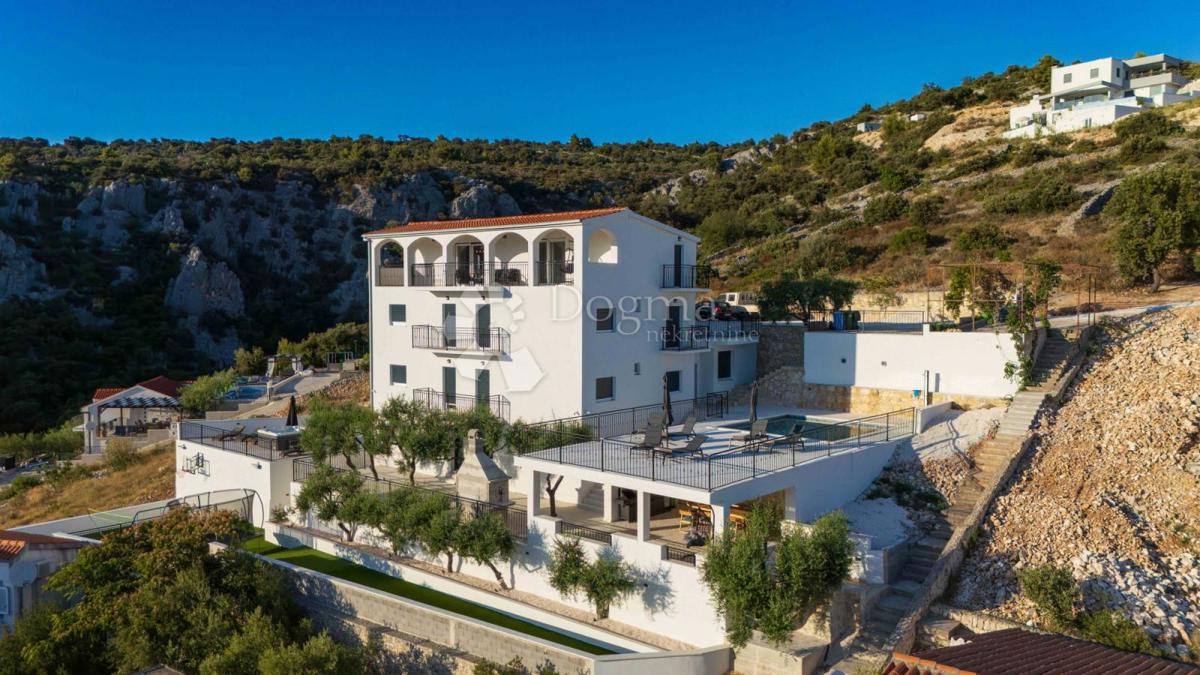 SEVID - PROSTORNA VILA 50M OD MORJA Z RAZGLEDOM Z VRHU
