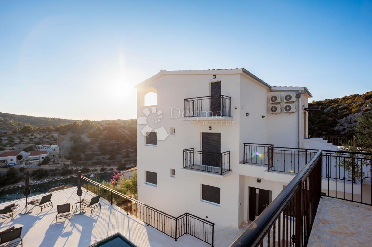 SEVID - PROSTORNA VILA 50M OD MORJA Z RAZGLEDOM Z VRHU