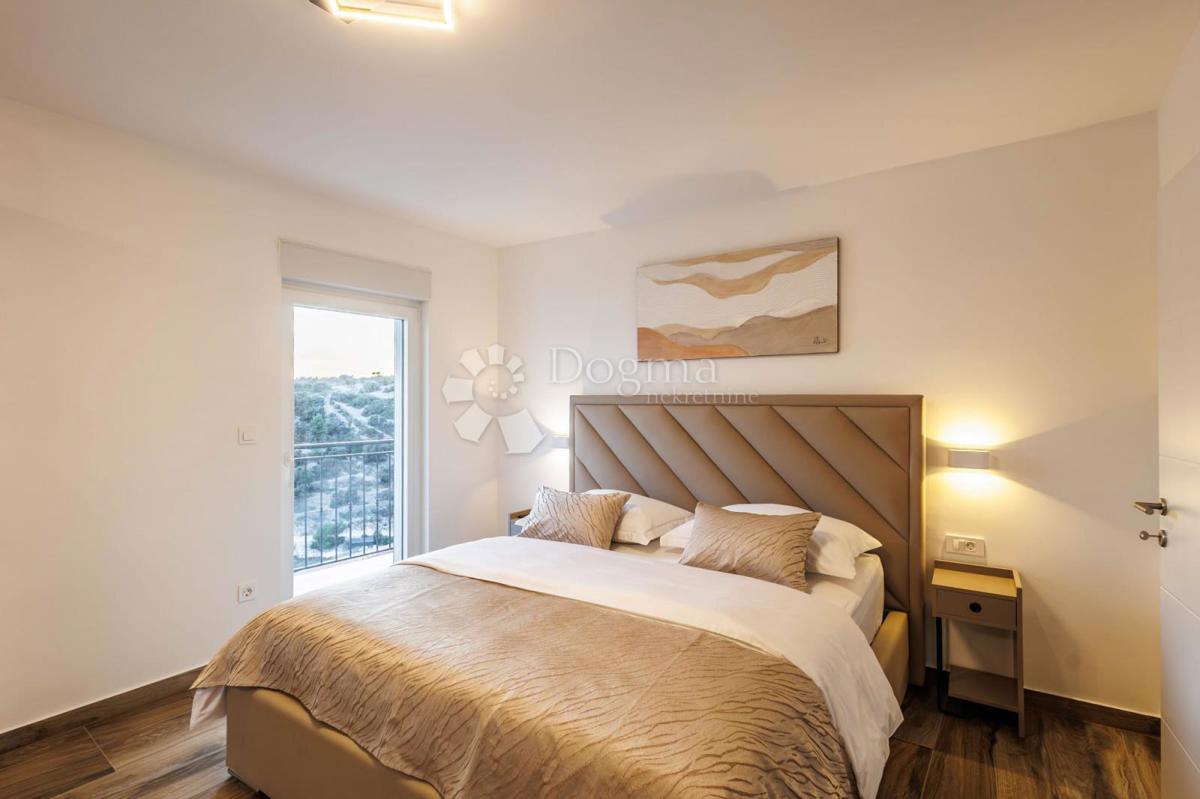 SEVID - PROSTORNA VILA 50M OD MORJA Z RAZGLEDOM Z VRHU
