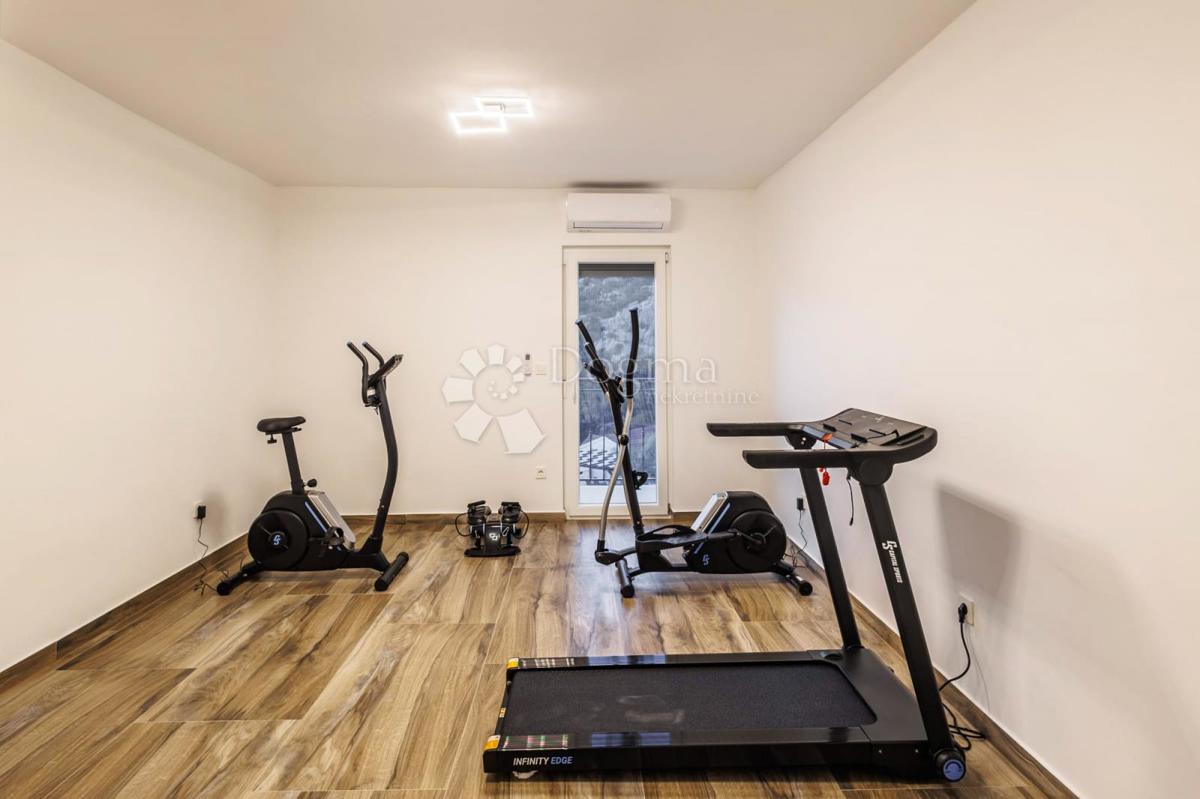 SEVID - PROSTORNA VILA 50M OD MORJA Z RAZGLEDOM Z VRHU