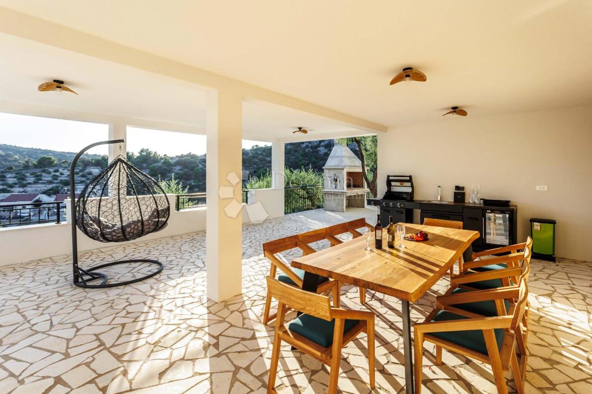 SEVID - PROSTORNA VILA 50M OD MORJA Z RAZGLEDOM Z VRHU