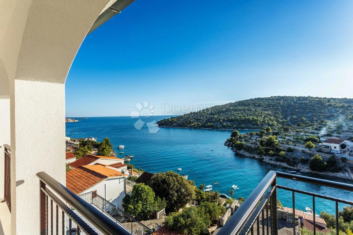 SEVID - PROSTORNA VILA 50M OD MORJA Z RAZGLEDOM Z VRHU