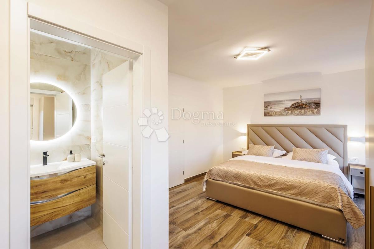 SEVID - PROSTORNA VILA 50M OD MORJA Z RAZGLEDOM Z VRHU